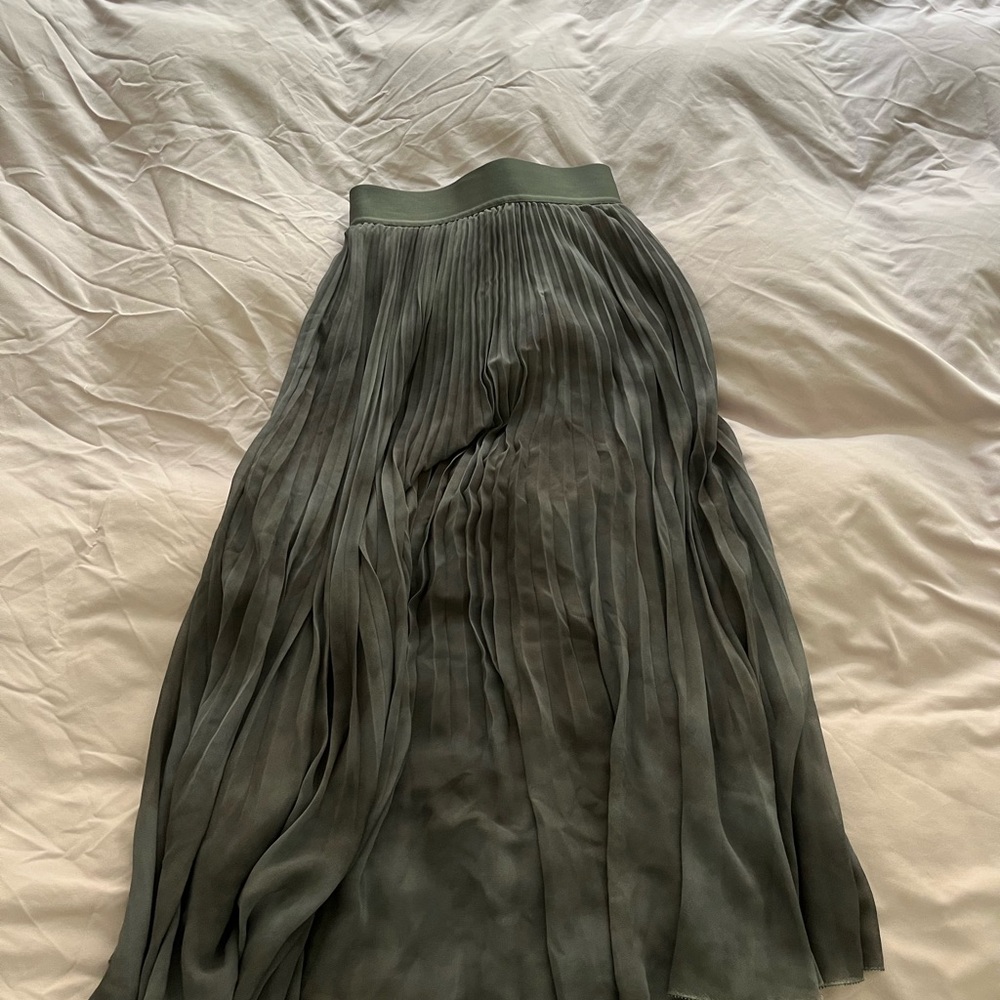 Wilfred Aritzia Grey Pleated Midi Skirt